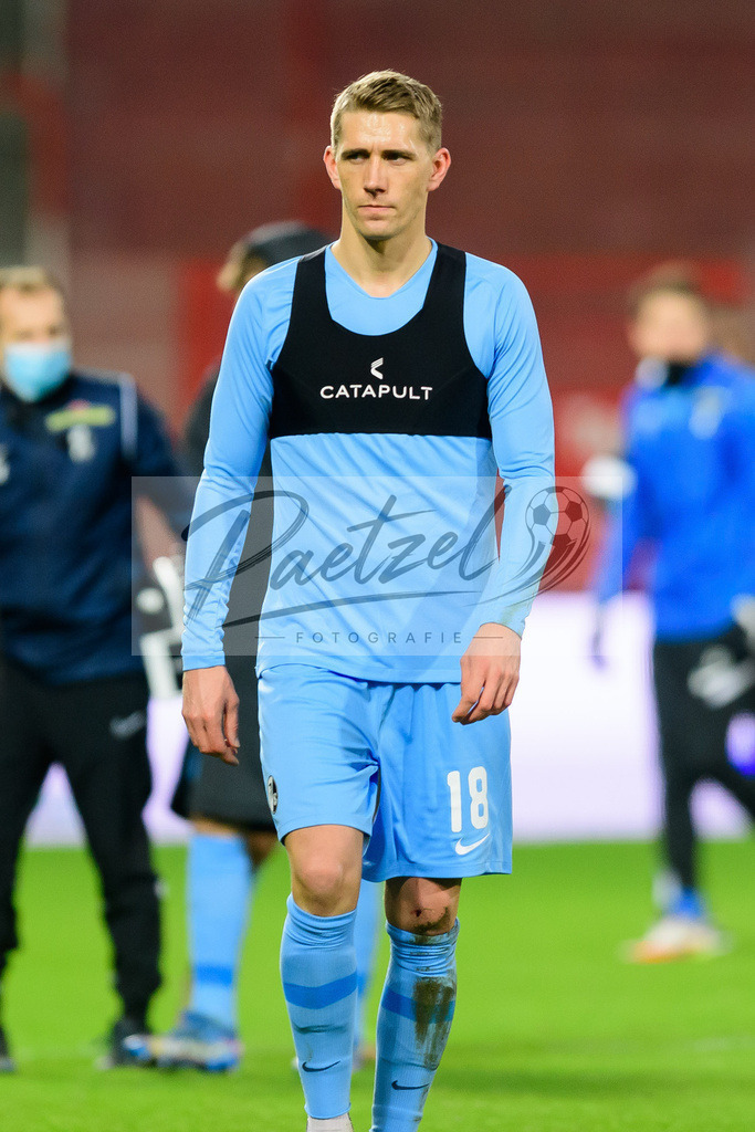 FCUFRE20211215_057 | Fussball, Herren: Nils Petersen (SC Freiburg) schaut bei dem Spiel der 1. Bundesliga zwischen 1. FC Union Berlin und SC Freiburg im Stadion An der Alten Foersterei am 15.12.2021 in Berlin, Deutschland.DFB / DFL REGULATIONS PROHIBIT ANY USE OF PHOTOGRAPHS AS IMAGE SEQUENCES AND/OR QUASI-VIDEO. - Realisiert mit Pictrs.com