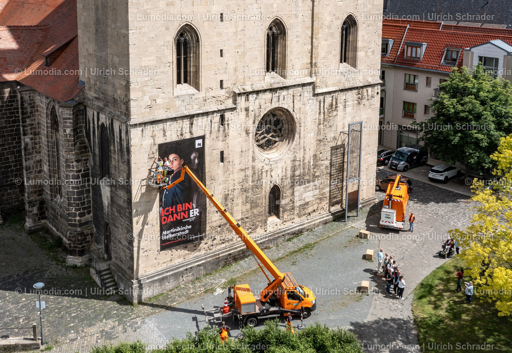 10049-52000 - Theaterwerbung in Halberstadt | Stockfoto und Bilderpool mit Bildmaterial aus Deutschland, dem Harz, Halberstadt, Quedlinburg, Wernigerode und weltweit. Qualitativ hochwertige und professionelle Fotos anschauen und kaufen. - Realisiert mit Pictrs.com