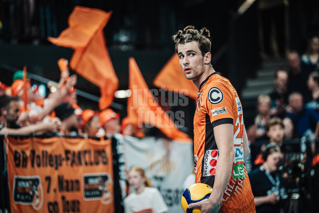 Volleyball | Herren | Saison 2024/2025 | 1. Volleyball Bundesliga Männer | Finale | SVG Lüneburg vs. BERLIN RECYCLING Volleys | 01.05.2025 | Die Haarpracht von Jake Hanes (#22, Berlin Recycling Volleys) Zopf Frisur