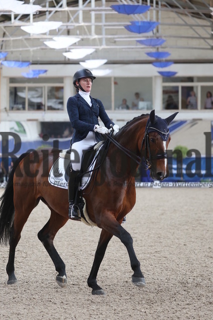 Pforzheim_2024_Prfg.Nr.12_Dressurreiterprfg.Kl.M_Nürnberger-Burgpokal_Ann-Sophie Mayr_MED-Lissy (5) | Alle Fotos der Reiterjournal Fotografin Doris Matthaes im Reiterjournal Online-Fotoshop. - Realisiert mit Pictrs.com