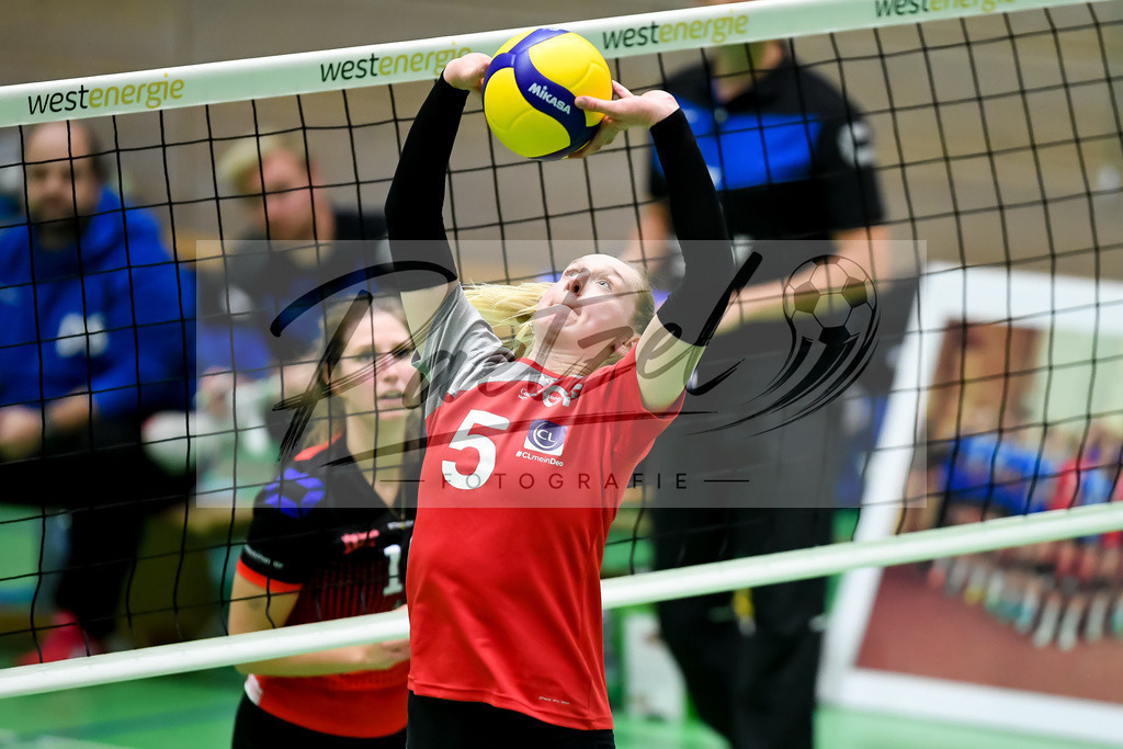 VCOBWA20211106_098 | Volleyball, Frauen:   bei dem Spiel der 3. Liga West zwischen VC Osnabrueck und SV BW Aasee in der Schlosswallhalle am 06.11.2021 in Osnabrueck, Deutschland. - Realisiert mit Pictrs.com