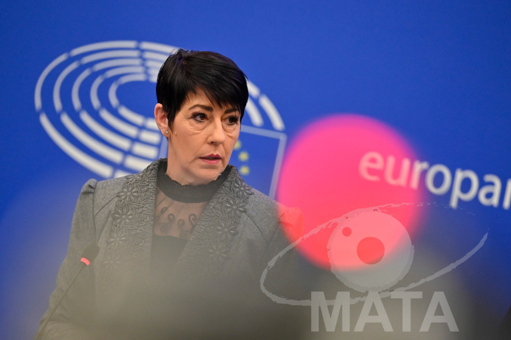 _DWI0146 | Politikerin Christine Anderson bei einer Pressekonferenz zum Thema ' Alarmierende Statistiken zu den Folgen des COVID-Lockdowns' im Europäischen Parlament. Straßburg, 18.01.2023 - Realisiert mit Pictrs.com