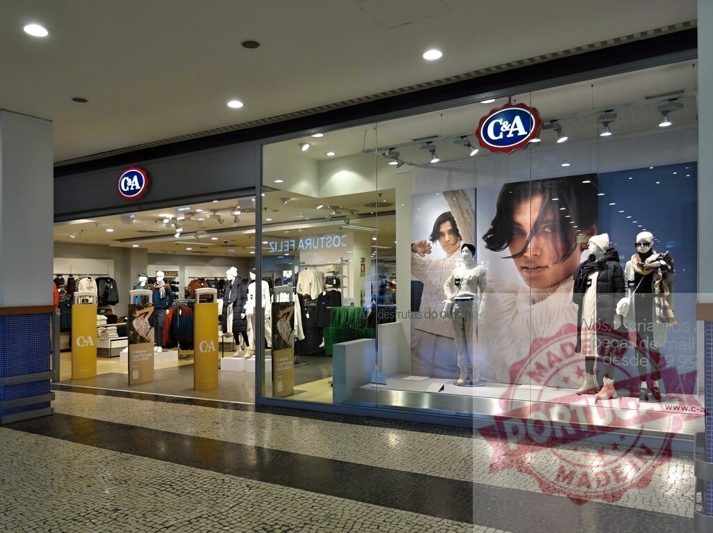 C&amp;A clothing store entrance in a shopping mall | C&amp;A clothing store displaying fashion mannequins and brand logo in a mall - Realized with Pictrs.com