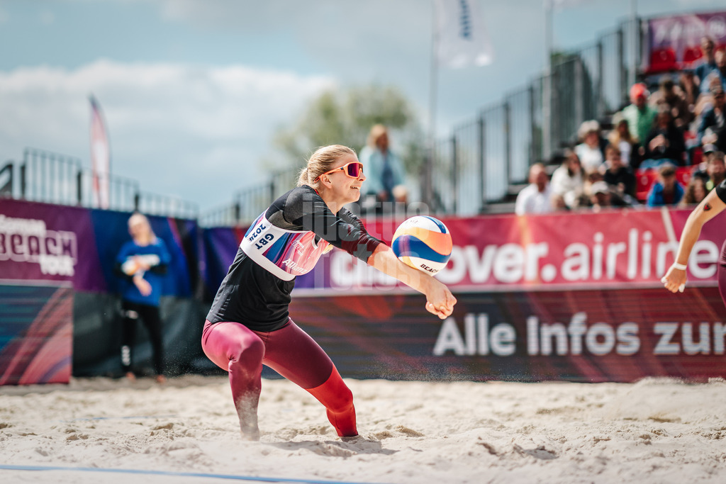 Beachvolleyball | Frauen | German Beach Tour 2024 | Tourstop Bremen | 09.06.2024 | Nele Barber nimmt den Ball an