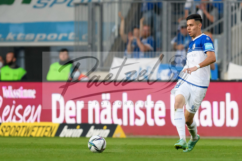 FCMFCK20210904_198 | Fussball, Herren: Raphael Obermair (1. FC Magdeburg) in Aktion, am Ball, Einzelaktion beim Spiel der 3. Liga zwischen 1. FC Magdeburg und 1. FC Kaiserslautern in der MDCC-Arena am 04.09.2021 in Magdeburg, Deutschland.DFB / DFL REGULATIONS PROHIBIT ANY USE OF PHOTOGRAPHS AS IMAGE SEQUENCES AND/OR QUASI-VIDEO. - Realisiert mit Pictrs.com