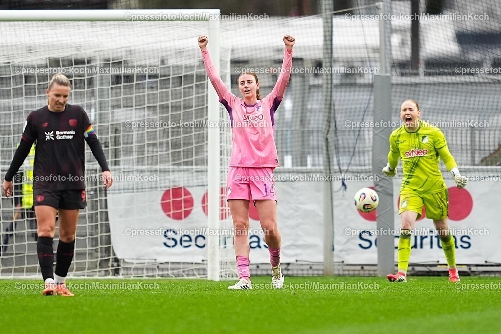 xYDRx22022601027 | 22.02.2026, xydrx, Frauen Fußball, 1.Fußball Bundesliga, Bayer 04 Leverkusen - TSG 1899 Hoffenheim, Saison 2025 2026, Ulrich-Haberland-Stadion: Lisa Doorn (TSG 1899 Hoffenheim #14) und Laura Dick (TSG 1899 Hoffenheim #1) bejubeln den 1:0 Sieg   DFB regulations prohibit any use of photographs as image sequences and or quasi-video.Photo: xYannisxDreimannxPressefotoKochx