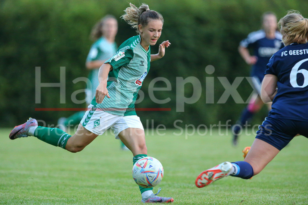 Fussball, Testspiel Frauen, FC Geestland - SV Werder Bremen | v.li.: Michelle Weiß (SV Werder Bremen, 8) legt den Ball an Henrike Harbers (FC Geestland, 6) vorbei, im Zweikampf, Duell, Dynamik, Aktion, Action, Spielszene