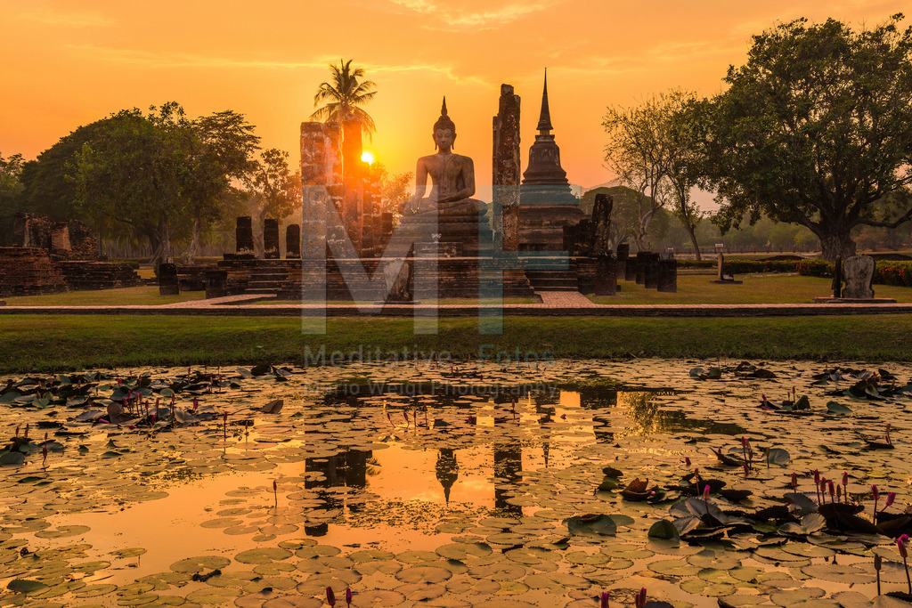 MW1212-4257 | Thailand: Buddha-Statue in Alt-Sukhothai kurz vor dem Sonnenuntergang - Realisiert mit Pictrs.com