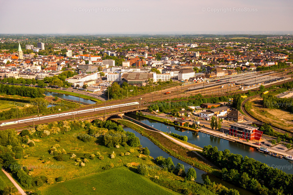 Fahrender ICE am Bahnhof in Hamm Westfalen | Ein fahrender ICE verlässt den Bahnhof von Hamm Westfalen. - Realisiert mit Pictrs.com