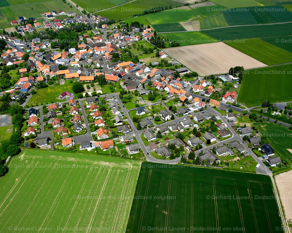 2614136 | LEUSEL 09.06.2006 Landwirtschaftliche Nutzflächen und Feldgrenzen  umsäumen das Siedlungsgebiet des Dorfes in Leusel im Bundesland Hessen, Deutschland // Agricultural land and field boundaries surround the settlement area of the village  in Leusel in the state Hesse, Germany Foto: Gerhard Launer