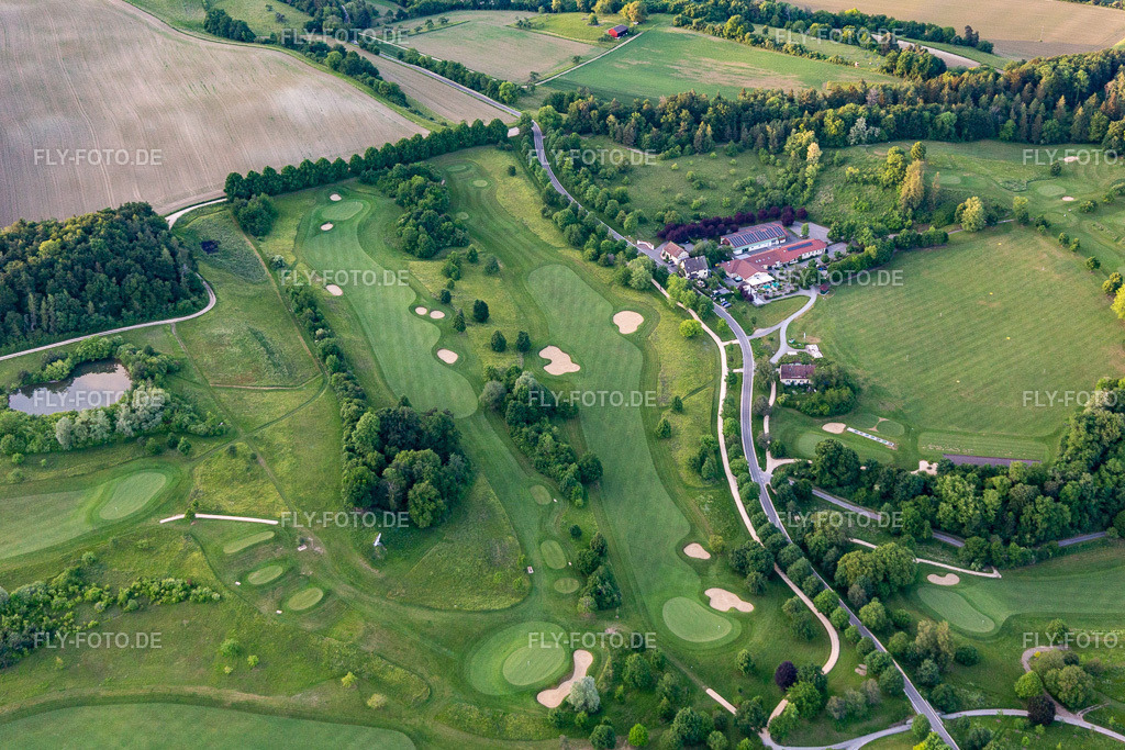 Der Country Club Schloss Langenstein - Der Golfplatz am Bodensee https://www.schloss-langenstein.com/der-country-club/turniere/ | Luftbild: Der Country Club Schloss Langenstein - Der Golfplatz am Bodensee https://www.schloss-langenstein.com/der-country-club/turniere/ im Ortsteil Orsingen in Orsingen-Nenzingen im Bundesland Baden-Württemberg in Deutschland. Foto: IMG_131859.jpg vom 25.05.2022 durch ©2025 Werner Riehm fly-foto.de/copyright - Realisiert mit Pictrs.com