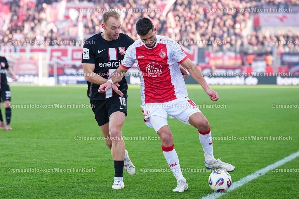 xYDRx24012601053 | 24.01.2026, xydrx, Fußball, 3.Liga, Rot-Weiss Essen - TSV Havelse, Saison 2025 2026, Stadion an der Hafenstraße: Julius Dueker (TSV Havelse #10) im Zweikampf gegen Klaus Gjasula (Rot-Weiss Essen #8)   DFB regulations prohibit any use of photographs as image sequences and or quasi-video. Photo: xYannisxDreimannxPressefotoKochx