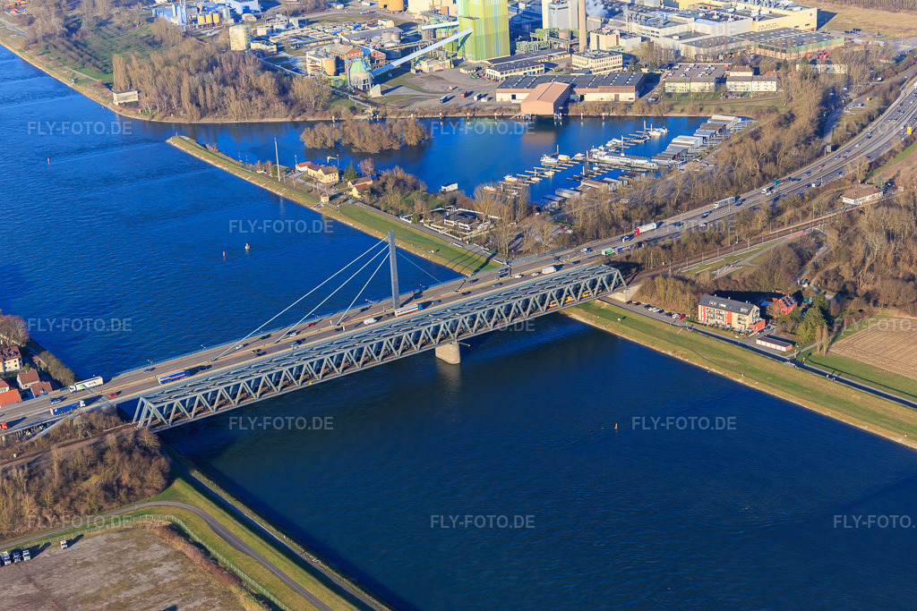 Luftbild: Eisenbahn- und B10-Bundestraßen-Rheinbrücken Maxau zwischen Maximiliansau und Karlsruhe im Ortsteil Knielingen in Karlsruhe im Bundesland Baden-Württemberg in Deutschland. Foto: IMG_104913.jpg vom 14.03.2018 durch Werner Riehm/FLY-FOTO.de