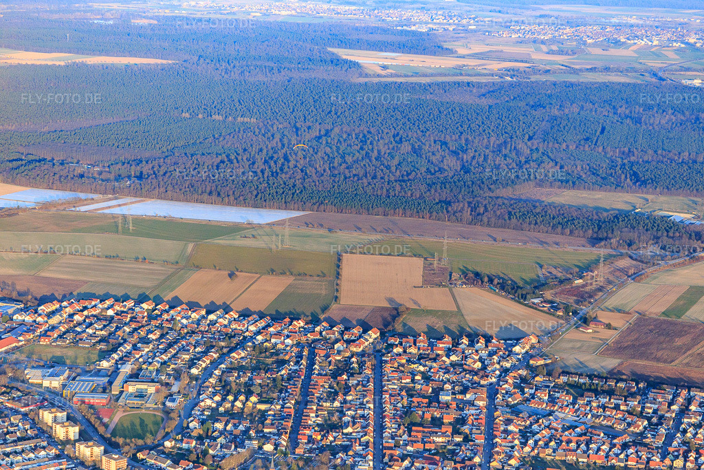 Luftbild: Kaiserstraße von Westen im Ortsteil Linkenheim in Linkenheim-Hochstetten im Bundesland Baden-Württemberg in Deutschland. Foto: IMG_145530.jpg vom 07.03.2025 durch Werner Riehm/FLY-FOTO.de
