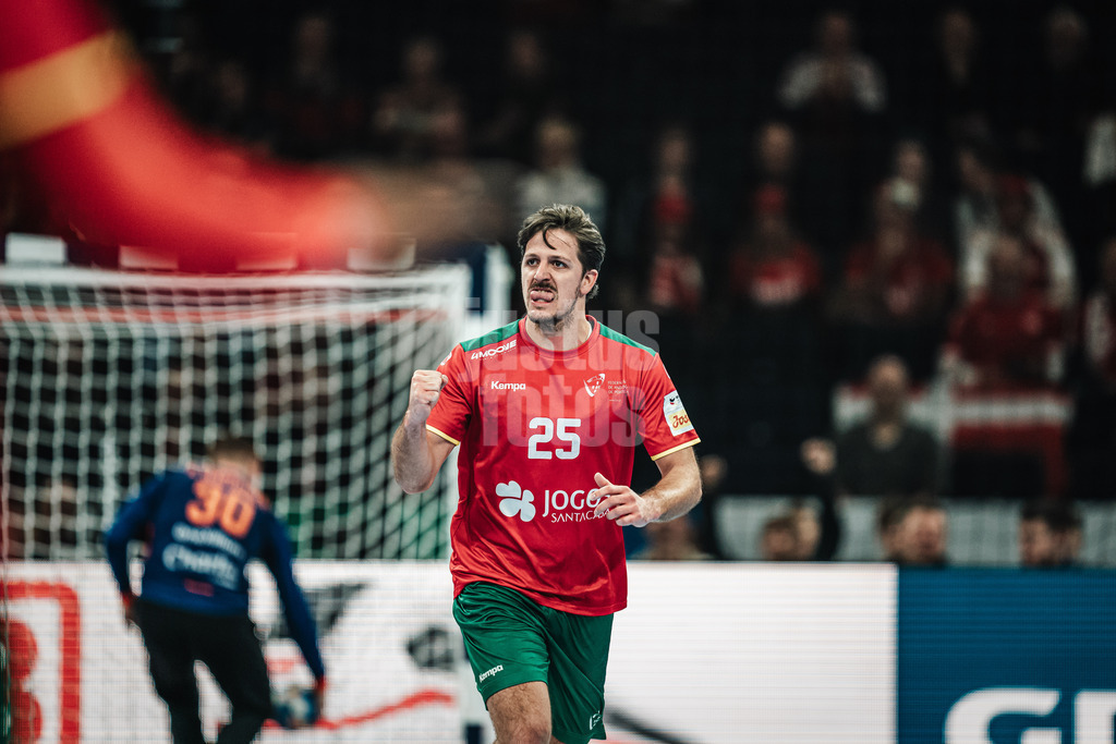 Handball | Herren | EHF EURO 2024 | European Championshop Men 2024 Final Tournament | Niederlande vs. Portugal | 23.01.2024 | Antonio Areia (#25, Portugal, POR) freut sich mit Zunge