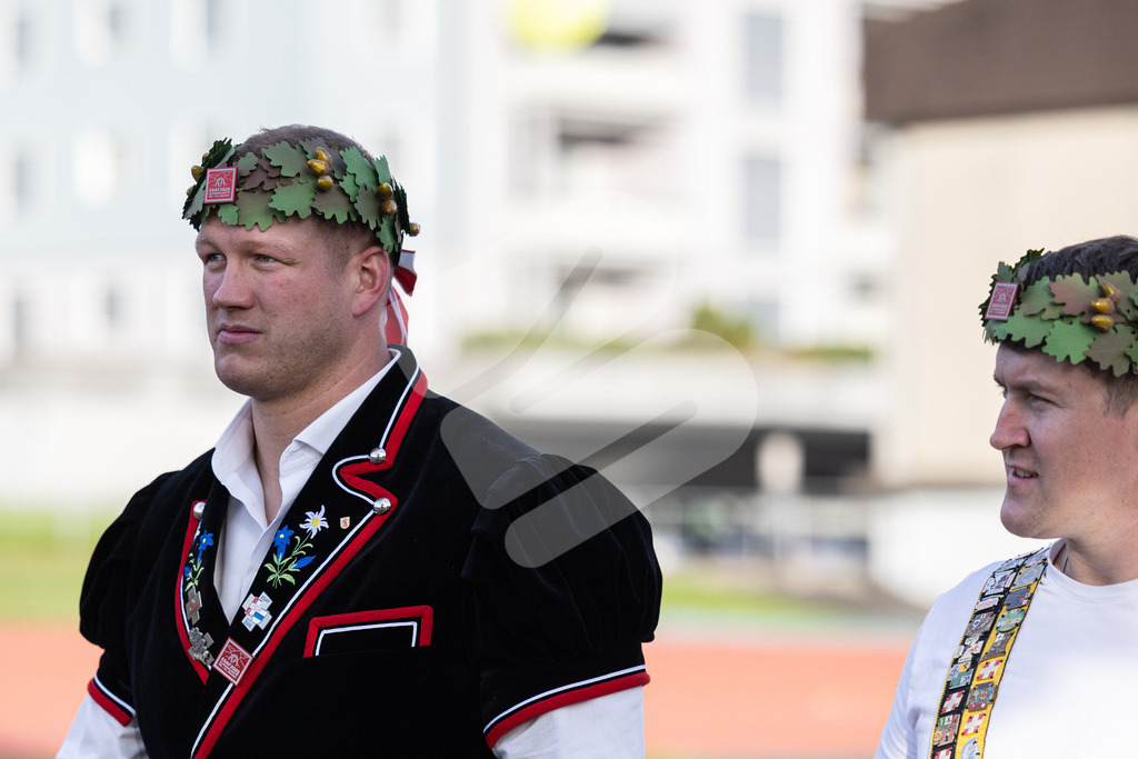 ESAF2025_Empfang_8298 | Die Schwinger des Schwyzer Kantonalen Schwingerverbandes: Fotos, die Dynamik und Leidenschaft festhalten, sowie emotionale Momente aus dem traditionellen Schwingsport zeigen. - Realisiert mit Pictrs.com