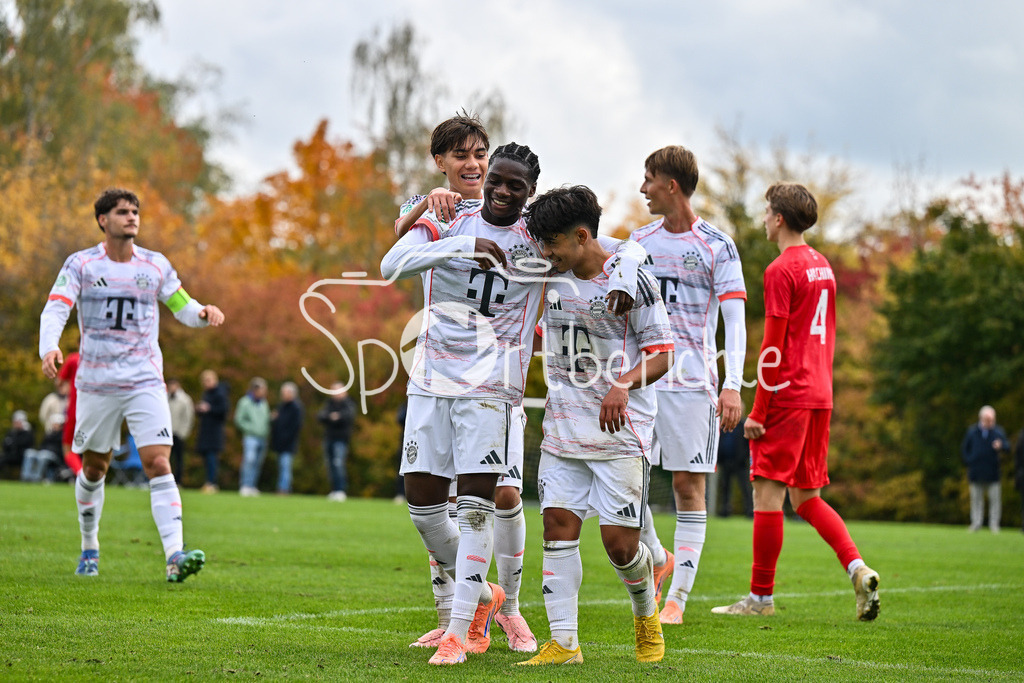 SpVgg Unterhaching U19 - FC Bayern München U19 | Jubel der Gäste nach dem Treffer zum 0-3 durch Maycon Douglas NORMANHA CAROZO (FC Bayern München U19 11) / Hattrick / Tor / Torschuetze / Freude / Happy / U19 DFB Nachwuchsliga: SpVgg Unterhaching - FC Bayern München; Sportschule Oberhaching am 18.10.2025