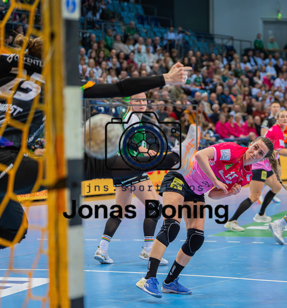 Handball I Frauen I Saison 2025-2026 I 1. HBF I 15. Spieltag I VFL Oldenburg - SV Union Halle-Neustadt 0090 | Madita Kohorst (25, VfL Oldenburg) Madeleine Östlund (13, SV Union Halle-Neustadt) - Realisiert mit Pictrs.com