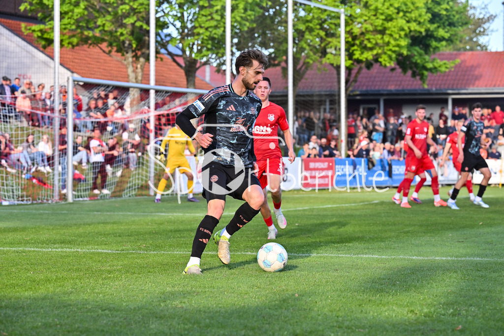 TSV Aubstadt - FC Bayern Amateure | am BAll Luca DENK (FC Bayern München II #6) / Regionalliga Bayern: TSV Aubstadt - FC Bayern Muenchen II, NGN-Arena am 23.04.2025