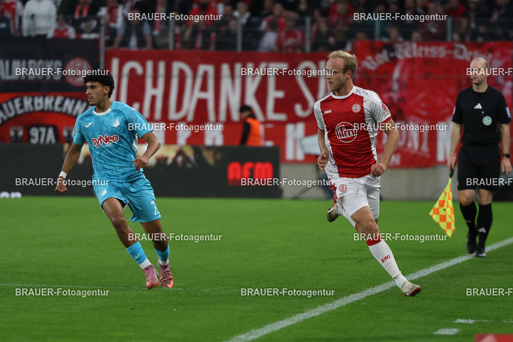 Rot-Weiss Essen - Hansa Rostock | Essen, Deutschland, 01.10.2025 Ayoube Amaimouni-Echghouyab (TSG Hoffenheim) und Lucas Brumme  (Rot-Weiss Essen) im Kampf um den Ballwährend des 3.Liga Spiels zwischen  Rot-Weiss Essen und TSG Hoffenheim u23 am 20.09.2025 im Stadion an der Hafenstraße in Essen. (Foto von Timo Bluhmki-Schmidt/Brauer Fotoagentur