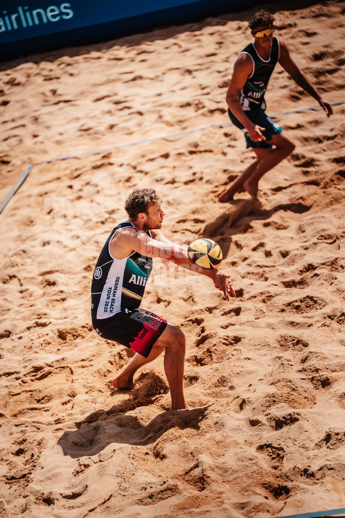 Beachvolleyball | Männer | Allianz German Beach Tour 2025 | Tourstop München | 12.07.2025 | Eric Stadie-Seeber nimmt den Ball an
