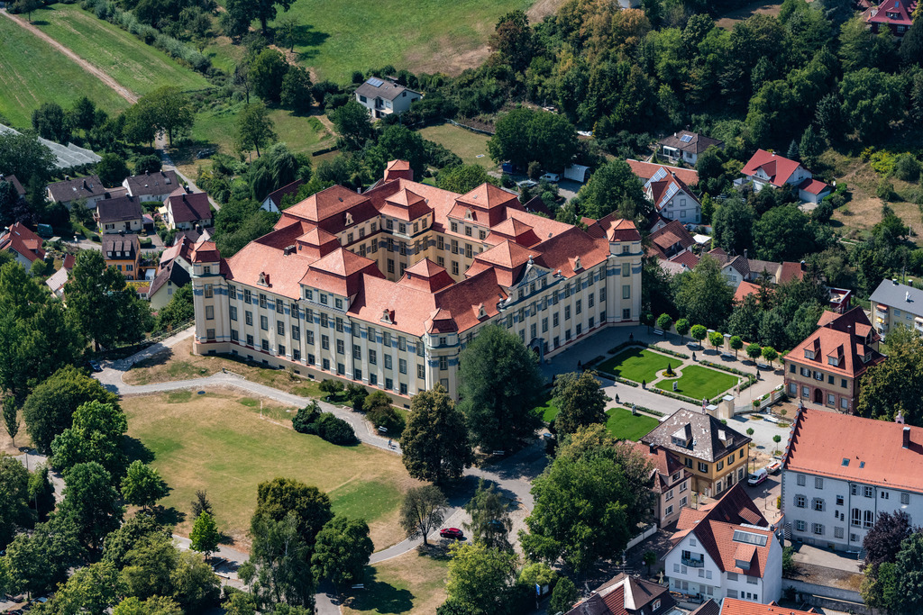 dr__0016303.jpg | TETTNANG 03.08.2018 Gebäudekomplex im Schloßpark von Schloß Neues Schloss Tettnang in Tettnang im Bundesland Baden-Württemberg, Deutschland. // Building complex in the park of the castle Neues Schloss Tettnang in Tettnang in the state Baden-Wurttemberg, Germany. Foto: Daniel Reiter
