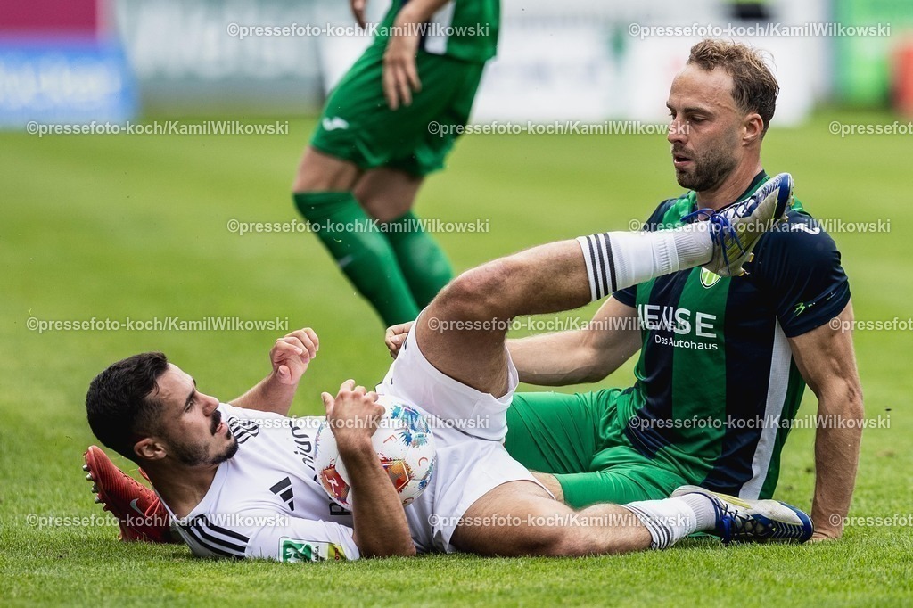 xKWI02082501047 | 02.08.2025, xkwix, Fußball, Regionalliga West, FC Gütersloh - 1. FC Bocholt, Ohlendorf Stadion im Heidewald: Fynn Arkenberg ( FC Gütersloh #33 ) im Zweikampf gegen Marvin Lorch (1.FC Bocholt #25)
