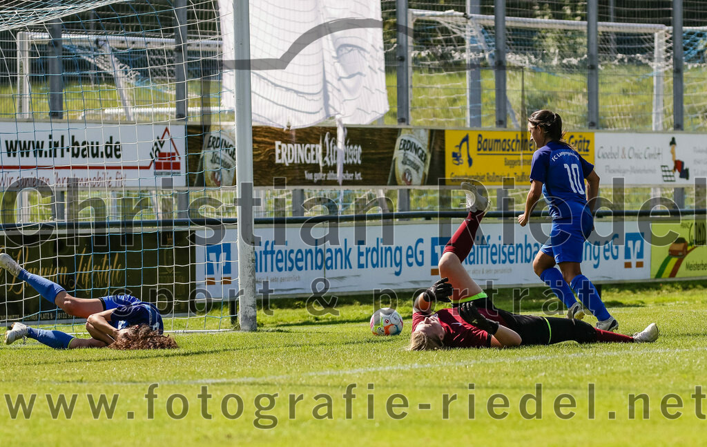 2023-09-09_030_FC_Langengeisling_gegen_TV_1864_Altoetting | Erding, Deutschland, 09.09.2023:
Fußball, Bezirksoberliga 2023 / 2024, 2. Spieltag, FC Langengeisling gegen TV 1864 Altötting, Endergebnis: 2:3

Sandra Zeilhofer (FC Langengeisling, #8), Torfrau Isabella Kamhuber (TV 1864 Altötting, #1), Julia John (FC Langengeisling, #10)

Foto: Christian Riedel / fotografie-riedel.net