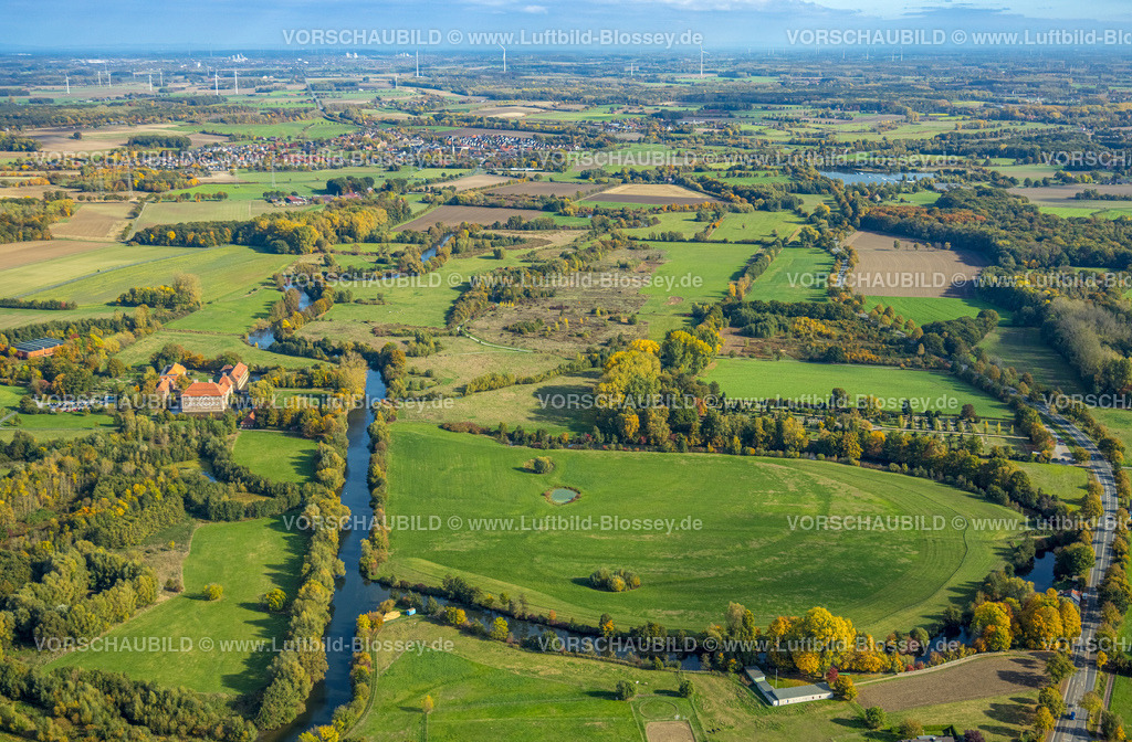 Hamm221003015 | Luftbild, Schloss Oberwerries, Lippeaue, Oberwerrieser Mersch, Fluss Lippe Mäander mit Wiesen und Feldern in Herbstfarben, Heessen, Hamm, Ruhrgebiet, Nordrhein-Westfalen, Deutschland