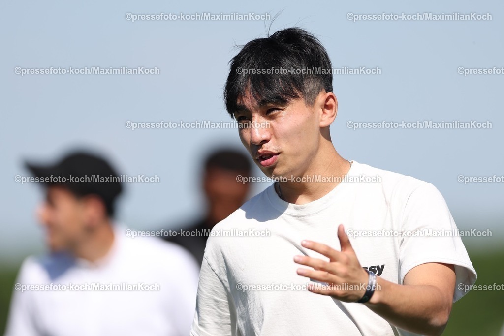HanMX01052588063 | 01.05.2025, Fußball, Hannover 96 Renntag, Die Fußballprofis von Hannover96 zu Gast auf der Pferderennbahn Neue Bult. Im Bild Hyunju Lee 