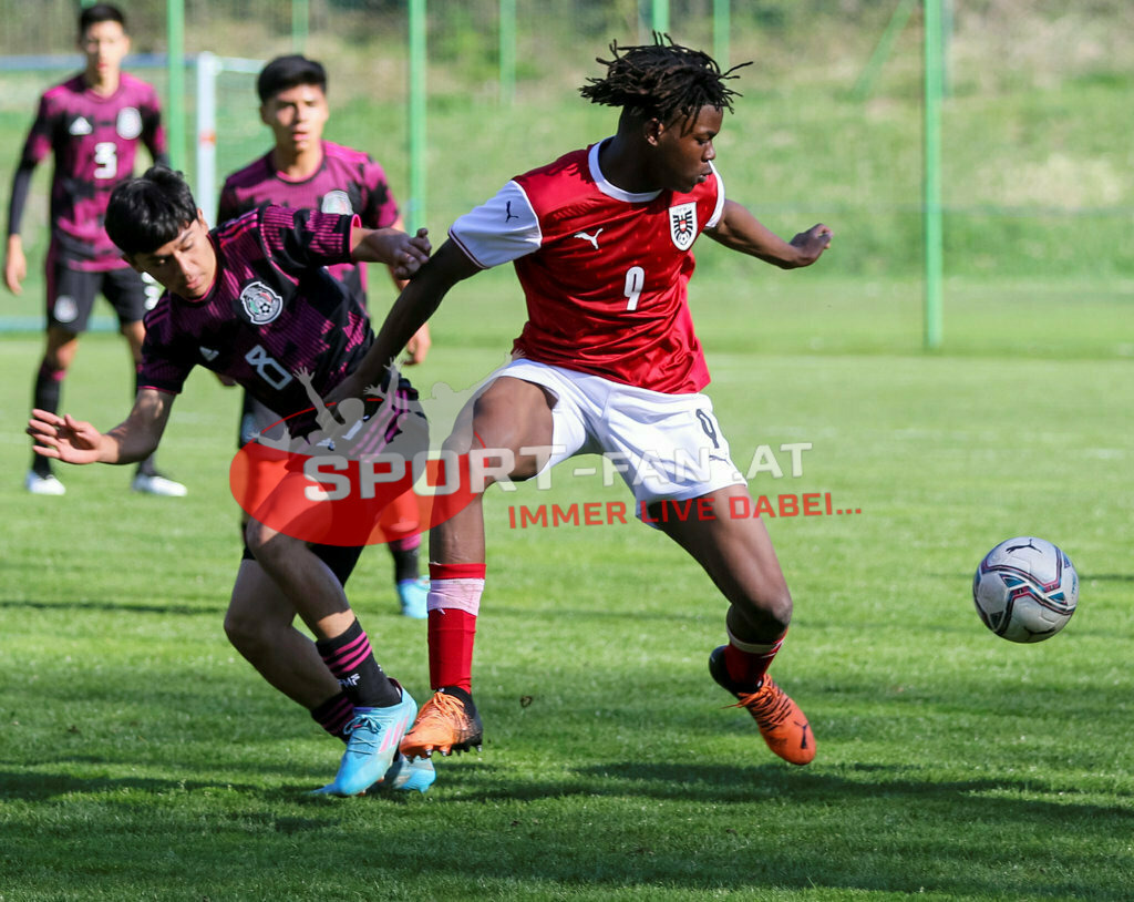 AUSTRIA U15 - MEXICO U15 | Derek Garcia (Mexico #8) Cristobal Aviles (Mexico #3) KENNETH ADEJENUGHURE (Austria #9) Jesus Torres (Mexico #16) ; AUSTRIA U15 - MEXICO U15 am 29.04.2022 in Arnoldstein
(Sportplatz), AUSTRIA, (Photo by Ernst Krawagner sport-fan.at) - Realisiert mit Pictrs.com