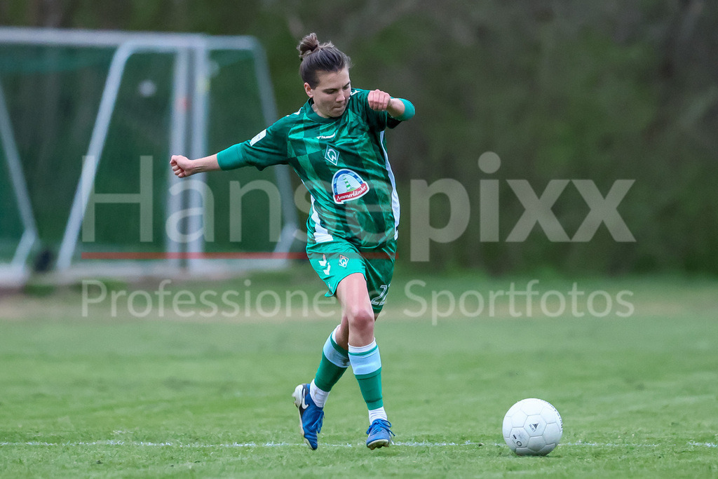 Fussball, Testspiel Frauen, ATS Buntentor - SV Werder Bremen | v.li.: Rieke Dieckmann (SV Werder Bremen, 22) am Ball, Freisteller, Einzelbild, Ganzkörper, Aktion, Action, Spielszene
