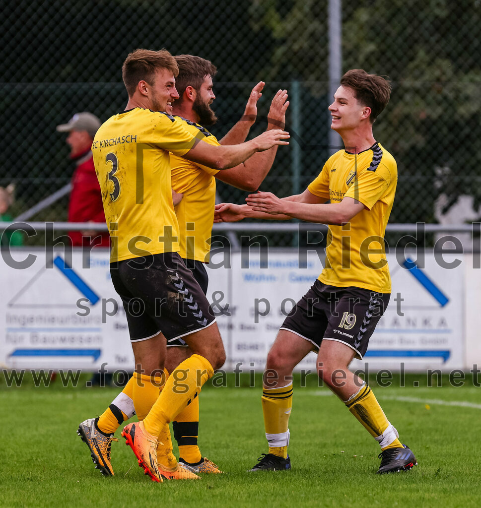 2023-08-06_076_SC_Kirchasch_gegen_SV_Eichenried | Bockhorn, Deutschland, 06.08.2023:
Fußball, Kreisliga 2023 / 2024, 2. Spieltag, SC Kirchasch gegen SV Eichenried, Endergebnis: 3:1

Jubel nach dem 2:0 durch Igor Thomas (SC Kirchasch, #7)
Johannes Westermaier (SC Kirchasch, #3), Igor Thomas (SC Kirchasch, #7), Julian Bauer (SC Kirchasch, #19)

Foto: Christian Riedel / fotografie-riedel.net
