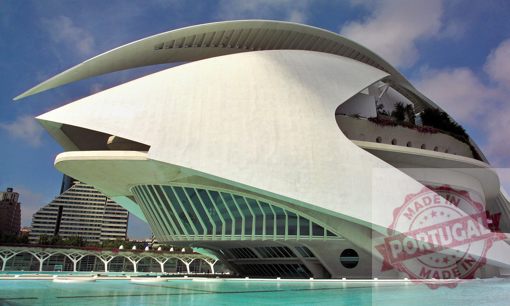 City of Arts and Sciences reflecting in the water in Valencia, Spain | Futuristic white building of the City of Arts and Sciences reflecting in the water, with a blue sky in the background - Realisiert mit Pictrs.com