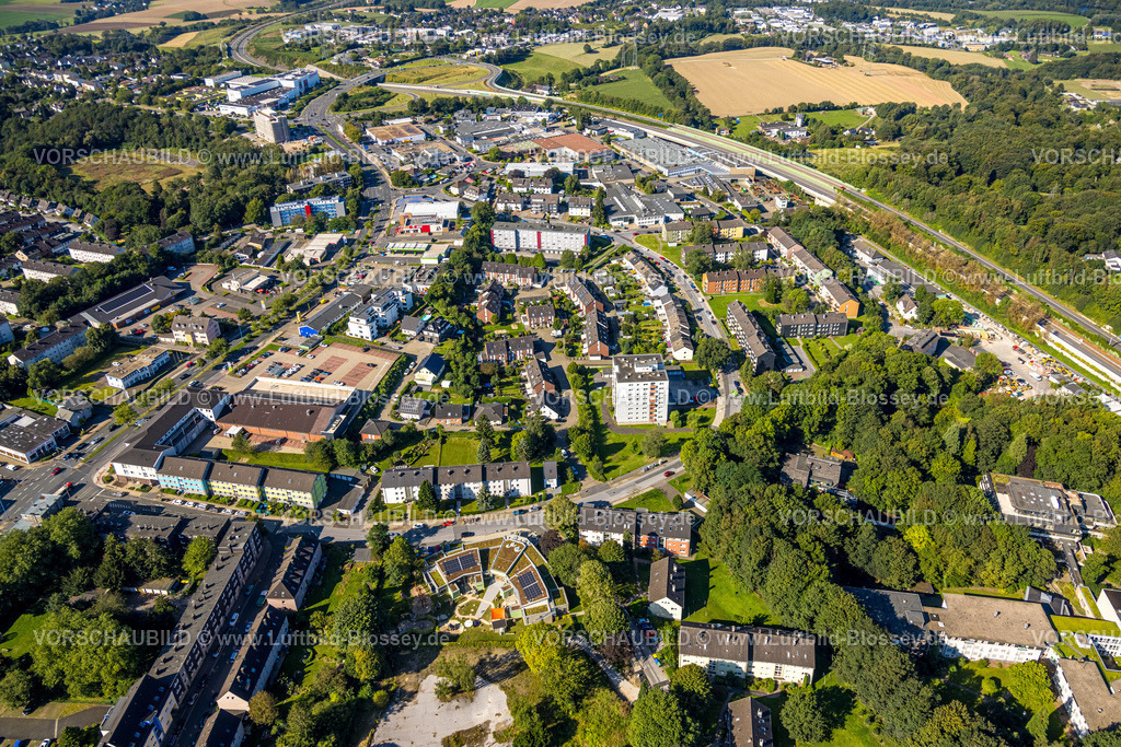 Velbert240812766 | Luftbild, Autobahn A44 Hochstraße und  Bundesstraße B227 mit der Ausfahrt Heiligenhaus, unten Kita Kindergarten Leuchtturm an der Fontanestraße, hinten Baustelle mit Hotel-Neubau am Eckgrundstück Flandersbacher Weg und Heiligenhauser Straße,  Gewerbegebiet und Wohngebiet Flandersbacher Weg, Velbert, Ruhrgebiet, Nordrhein-Westfalen, Deutschland