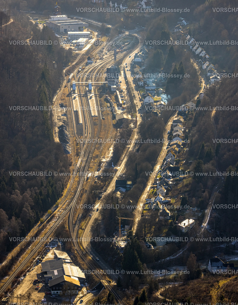 Brilon260104720 | Luftbild, Bahnhof Brilon-Wald im Waldgebiet mit Fußgängerbrücke zu den einzelnen Bahnsteigen, Wohnhäuser aufgereiht wie an einer Perlenschnur am Hammerweg am Wald, Waldgebiet mit Waldschäden, Brilon-Wald, Brilon, Sauerland, Nordrhein-Westfalen, Deutschland