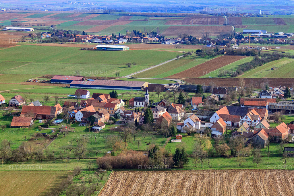 Vue aérienne: Vue du village avec son église depuis le nord à Geiswiller dans le département Bas Rhin, France – .Photo: IMG_38591.jpg prise le 20/03/2011 par Werner Riehm/FLY-FOTO.eu – Résolution de l'original: 4656 x 3104 px