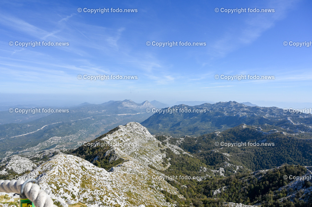 Kroatien_ Biokovo Naturpark_ 13.10.2023-29 | 13.10.2023, Kroatien, HRV, Naturpark Biokovo im Bild Naturpark Biokovo, Skywalk, Sv. Jure, St. George

Der Park erstreckt sich über eine Flaeche von 19.550 Hektar und umfasst einen circa 30 km langen und bis zu 7 km breiten, sich in nordwestlich-suedoestlicher Richtung erstreckenden Teil des Biokovo-Gebirges von Dubci bis nach Gornja Igrane. Er umfasst das Teilgebiete der Staedte Makarska und Vrgorac sowie der Gemeinden Baška Voda, Brela, Podgora, Šestanovac, Tučepi, Zadvarje und Zagvozd. Der Park liegt auf einer Hoehe von 200 bis 1762 m. i. J.; der Sveti Jure (Heiliger Georg) als hoechster Berg des Parks ist zugleich der zweithoechste Gipfel in Kroatien.
Quelle: Wikipedia