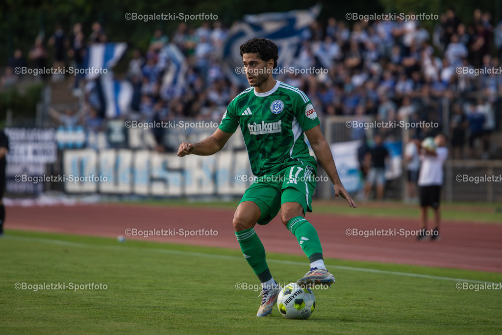 Mert Göckan am Ball | 20.08.2025, Fußball, SC Victoria Mennrath - MSV Duisburg, Niederrheinpokal, Saison 2025/26: Mert Göckan (MSV Duisburg #17) am Ball, sucht seine Mitspieler - Realisiert mit Pictrs.com