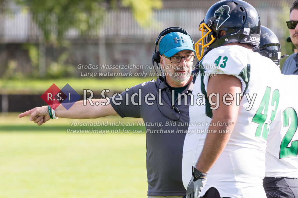 American Football, Saison 2022, Regionalliga Nord, Hamburg Blue Devils - Oldenburg Knights, Dr.-Hermann-Schnell-Sportplatz (Hamburg), 06.08.2022, 07. Gameweek | Marcus Meckes (Oldenburg, Head Coach) spricht mit den Spielern und zeigt aufs Spielfeld
