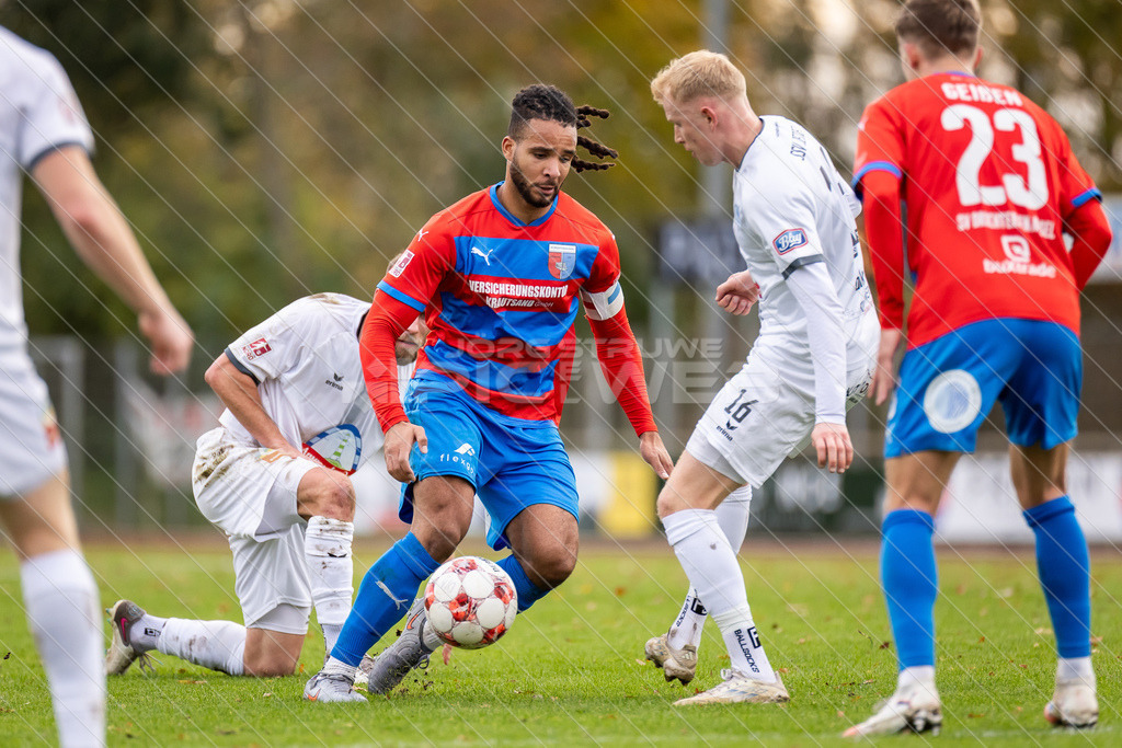 20251031_Picselweb-Fotografie_1R3_1883 | Liam Giwah (26, SV Drochtersen/Assel), Robin Krolikowski (16, SSV Jeddeloh II), Maximilian Benjamin Geißen (23, SV Drochtersen/Assel) - Realisiert mit Pictrs.com