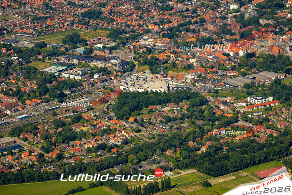Aktuelles Luftbild von Norder Tor Norden - Die Luftaufnahme wurde 2022 mittels UL-Flugzeug erstellt ( keine Drohne ) - hochauflösende Kamera-Systeme von  Canon -Beste Qualität - Für grossformatige Ausdrucke geeignet. Die Geschenkidee !