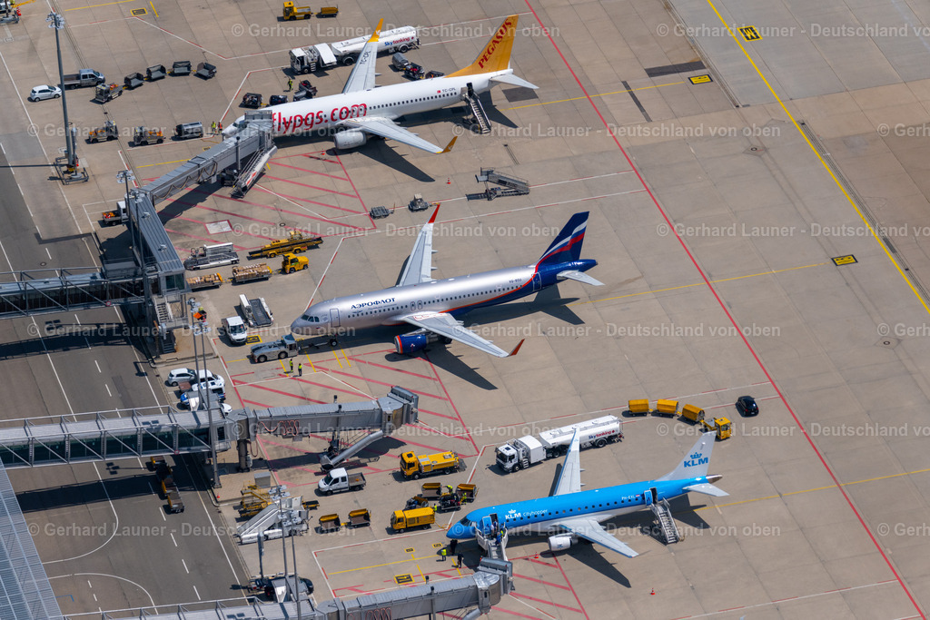 4046285 | STUTTGART 19.07.2021 Passagierflugzeug auf der Parkposition - Abstellfläche auf dem Flughafen in Stuttgart im Bundesland Baden-Württemberg, Deutschland. Weiterführende Informationen bei: Flughafen Stuttgart GmbH. // Passenger airplane in parking position - parking area at the airport in Stuttgart in the state Baden-Wurttemberg, Germany. Further information at: Flughafen Stuttgart GmbH. Foto: Gerhard Launer