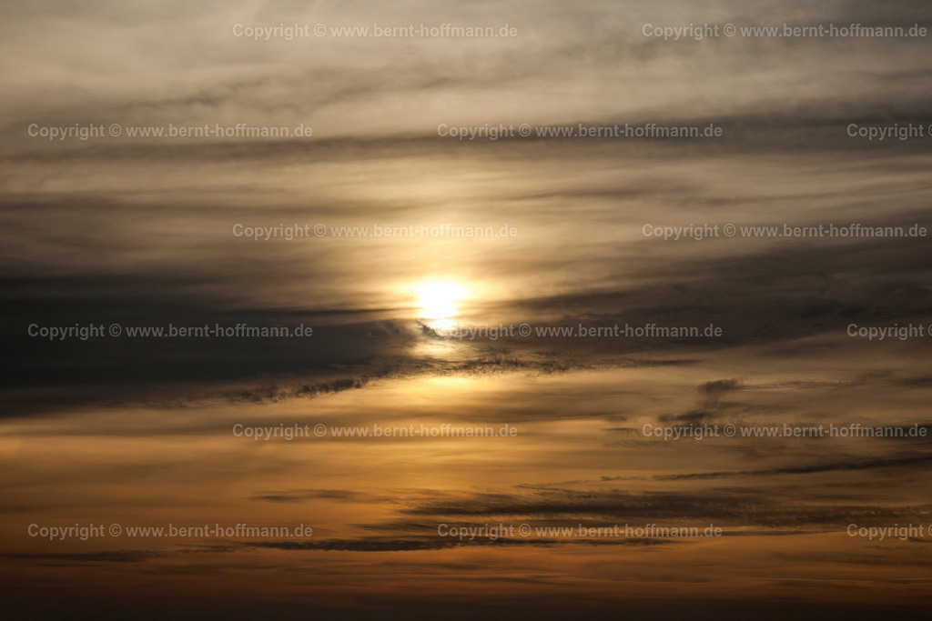 PHF_5130_Abendhimmel_90x60 | FOTOGRAFIE. Himmlische Farben - Abendlicht. __ Die  tiefstehende Abendsonne durchdringt verschiedene Wolkenschichten von einem Frontenaufzug. __ Seitenverhältnis = 3 zu 2. - Realisiert mit Pictrs.com