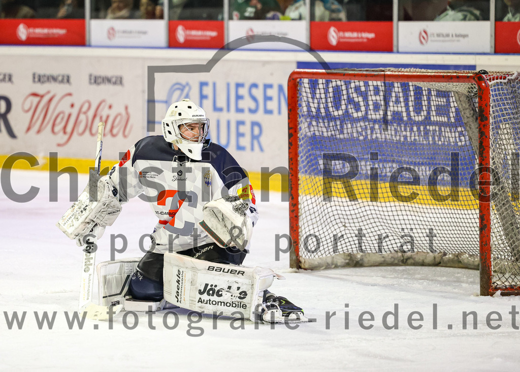 2024-01-26_103_TSV_Erding_gegen_HC_Landsberg | Erding, Deutschland, 26.01.2024:
Eishockey, Bayernliga Vorrunde 2023 / 2024, 28. Spieltag, TSV Erding gegen HC Landsberg, Endergebnis: 6:2

Torwart Moritz Borst (HC Landsberg, #32)

Foto: Christian Riedel / fotografie-riedel.net