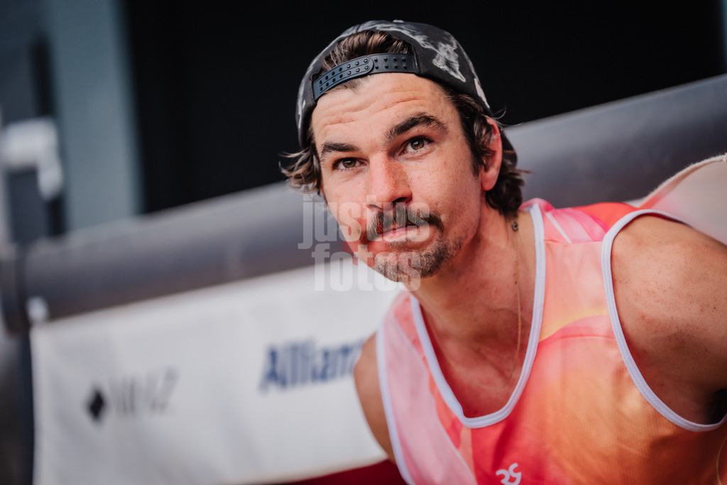 Beachvolleyball | Männer | Allianz German Beach Tour 2025 | Tourstop Düsseldorf | 17.05.2025 | Jannik Kühlborn beim Einlauf ins Stadion
