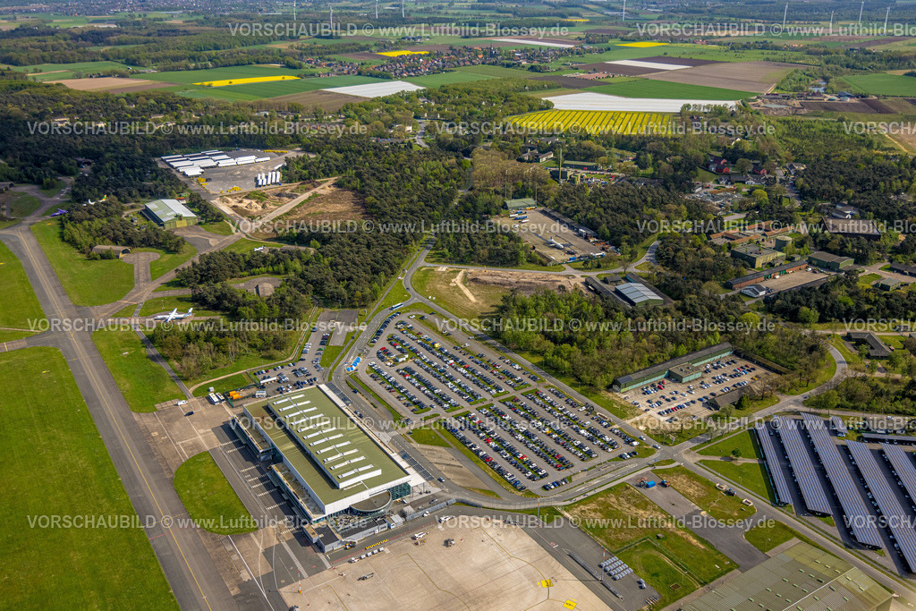 Weeze240402718FlughafenNiederrhein | Luftbild, Flughafen Airport Weeze, Ryanair Fluggesellschaft, Terminal Abfertigungshalle und Parkplätze, Wiesen und Felder mit Fernsicht, Baal, Weeze, Niederrhein, Nordrhein-Westfalen, Deutschland