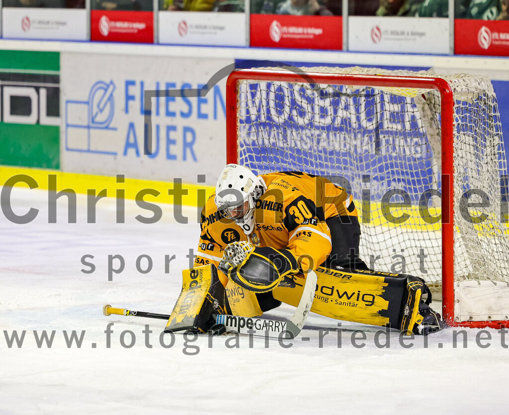 2025-11-02_106_TSV_Erding_gegen_EV_Fuessen | Erding, Deutschland, 02.11.2025:Eishockey, Oberliga Süd 2025 / 2026, 15. Spieltag, TSV Erding gegen EV Füssen, Endergebnis: 2:6Torwart Timotej Pancur (EV Füssen, #30)Foto: Christian Riedel / fotografie-riedel.net