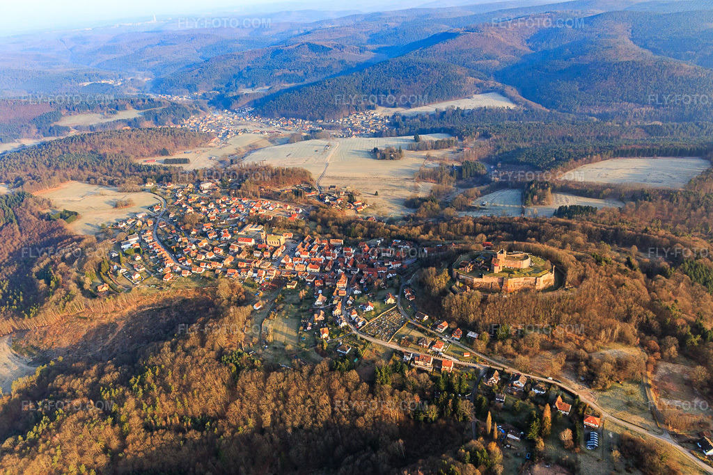Aerial view: Castle ruins of the Château de Lichtenberg in the Northern Vosges in Lichtenberg in the state Bas-Rhin, France. – Photo: IMG_105283.jpg taken on 03/25/2018 by Werner Riehm/FLY-FOTO.com – Resolution of the original: 4985 x 3323 px