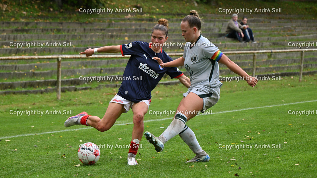 Holstein Kiel vs VfL Wolfsburg II | Zoe Tolksdorf (Holstein #14) vs Anastasia Harting (Wolfsburg #6) / Fußball-Regionalliga Nord Frauen 2026/2027 / Holstein Kiel vs VfL Wolfsburg II / Waldwiese / Kiel / 13.09.26 - Realisiert mit Pictrs.com